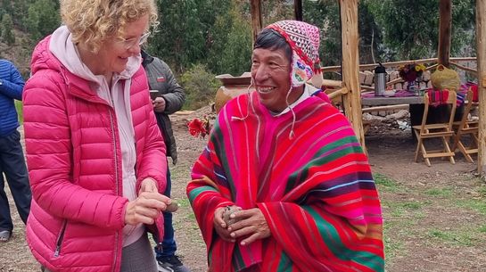 Referentin Corleis im Gespräch mit einem Bauern in Peru zur Vielfalt der Kartoffeln.