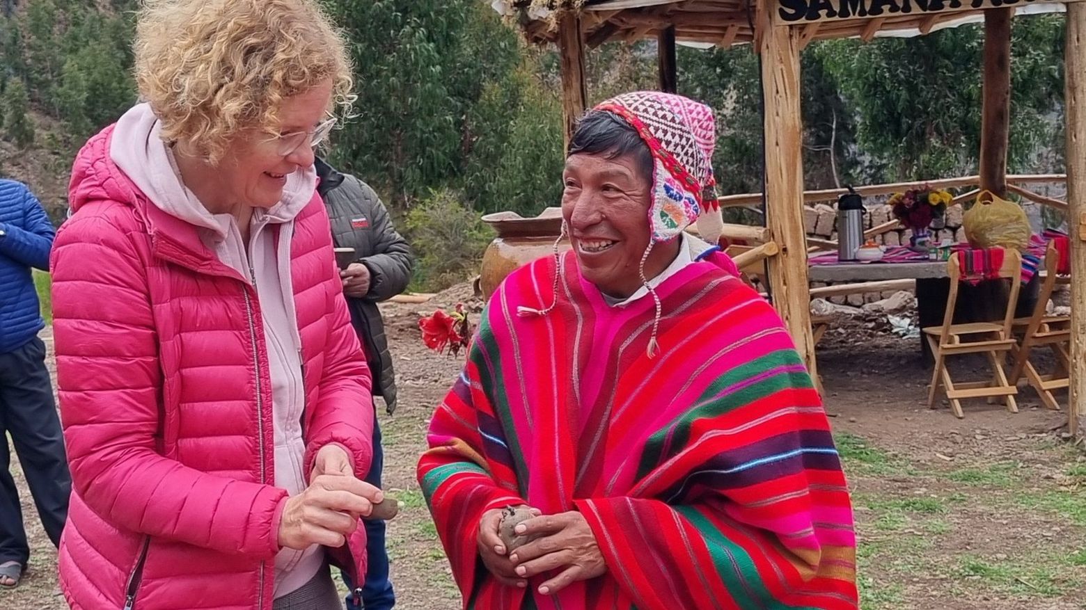 Referentin Corleis im Gespräch mit einem Bauern in Peru zur Vielfalt der Kartoffeln.