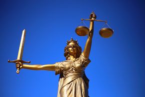 Justitia als Steinfigur