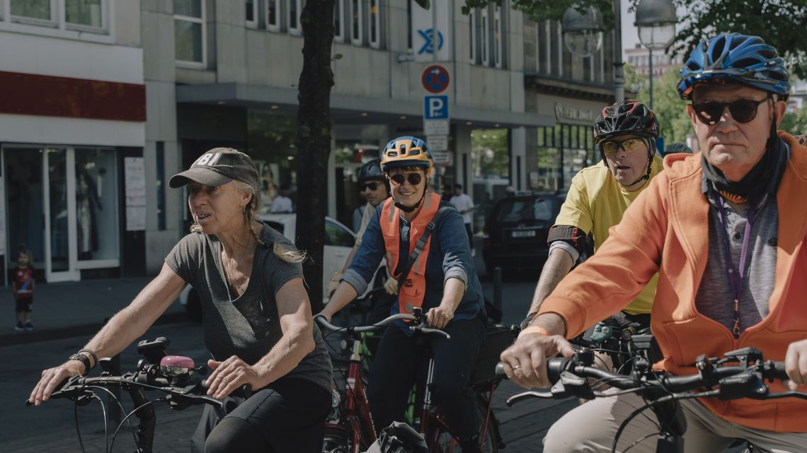 EKD-Präses Anna-Nicole Heinrich bei der Brot für die Welt-Radtour