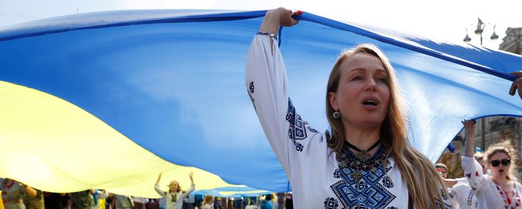 Frau mit ukrainischer Flagge