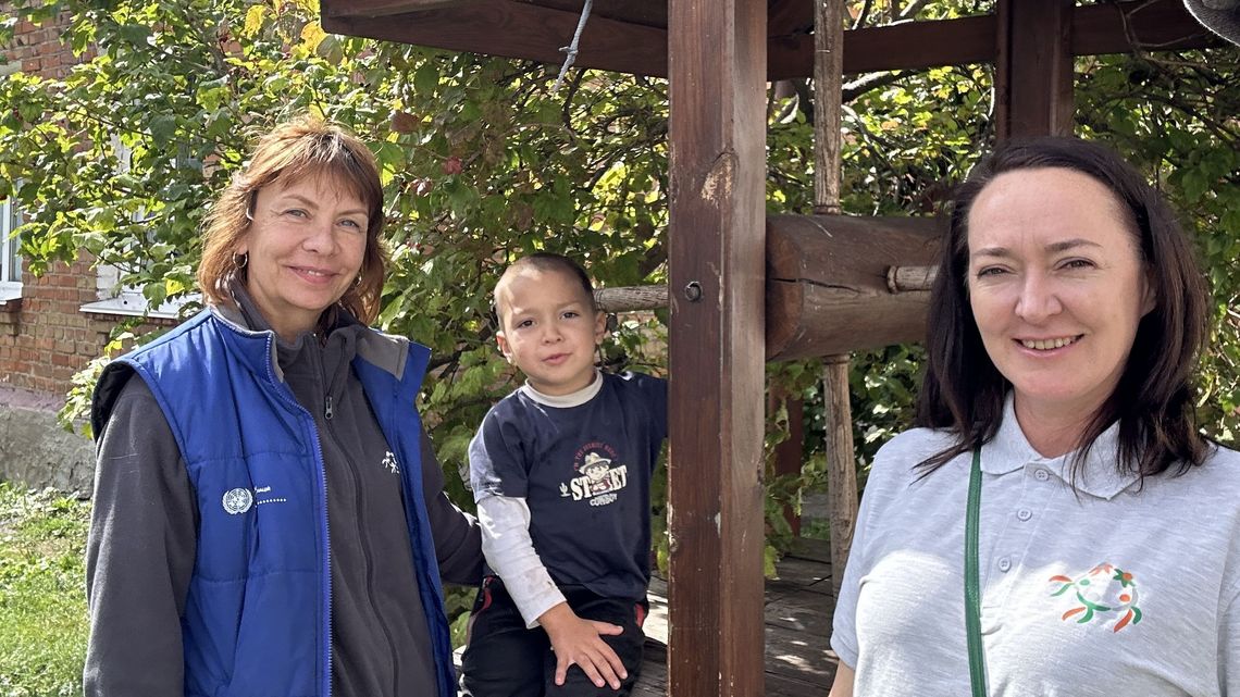 Tetiana Nosova im Garten der Notunterkunft von Sadky