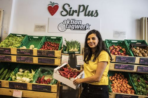 Collien Ulmen-Fernandes bei ihrem „Tagwerk“ im Supermarkt von SIRPLUS Collien Ulmen-Fernandes bei ihrem „Tagwerk“ im Supermarkt von SIRPLUS