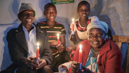 Farmer Edwin und Mary Lagat mit ihren Enkeln Nicolas und Betty im Dorf Chepsangor, Kenia.