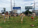 Zur Erinnerung an die ermordeten Studenten wurden auf einer Kreuzung Holzkreuze aufgestellt, dazu Schild (III): "Gerechtigkeit für die Toten"