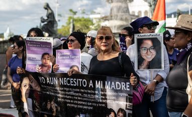 Oaxaca, Mexiko, 25.11.2025: Zoila Bengochea, 61, ist bei der Demonstration, die vom Antimonumenta bis zum Stadtzentrum führt, in erster Reihe mit dabei. Der Orange Day, ein internationaler Aktionstag zur Bekämpfung von Gewalt gegen Frauen und Mädchen, wird in Oaxaca mit einem Demozug vom bekannten "Antimonumenta" bis ins histroische Zentrum begangen.