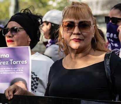 Oaxaca, Mexiko, 25.11.2025: Zoila Bengochea, 61, ist bei der Demonstration, die vom Antimonumenta bis zum Stadtzentrum führt, in erster Reihe mit dabei. Der Orange Day, ein internationaler Aktionstag zur Bekämpfung von Gewalt gegen Frauen und Mädchen, wird in Oaxaca mit einem Demozug vom bekannten "Antimonumenta" bis ins histroische Zentrum begangen.
