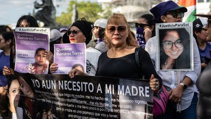 Oaxaca, Mexiko, 25.11.2025: Zoila Bengochea, 61, ist bei der Demonstration, die vom Antimonumenta bis zum Stadtzentrum führt, in erster Reihe mit dabei. Der Orange Day, ein internationaler Aktionstag zur Bekämpfung von Gewalt gegen Frauen und Mädchen, wird in Oaxaca mit einem Demozug vom bekannten "Antimonumenta" bis ins histroische Zentrum begangen.
