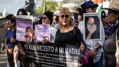 Oaxaca, Mexiko, 25.11.2025: Zoila Bengochea, 61, ist bei der Demonstration, die vom Antimonumenta bis zum Stadtzentrum führt, in erster Reihe mit dabei. Der Orange Day, ein internationaler Aktionstag zur Bekämpfung von Gewalt gegen Frauen und Mädchen, wird in Oaxaca mit einem Demozug vom bekannten "Antimonumenta" bis ins histroische Zentrum begangen.
