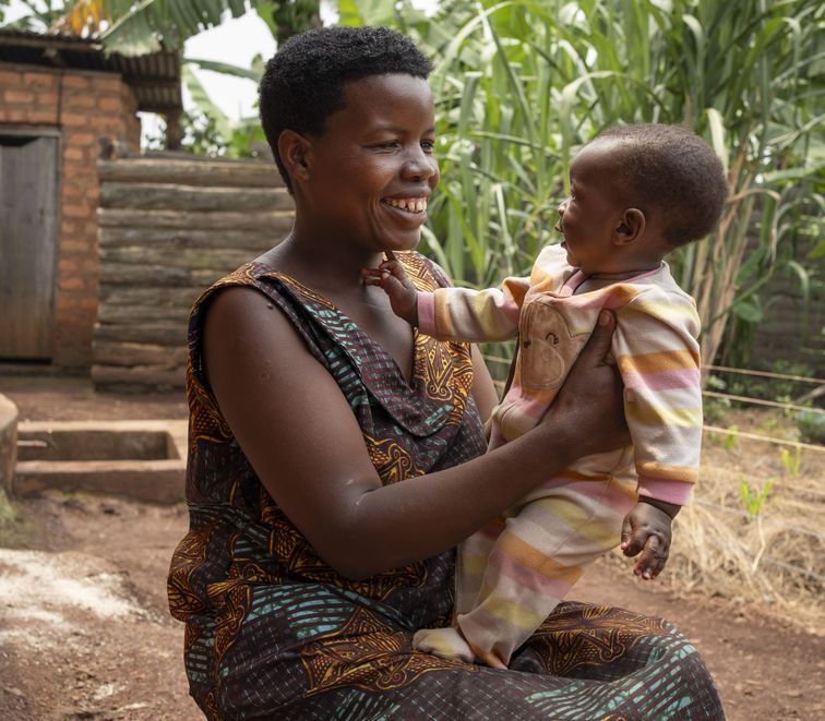 Joy Kamusiime, 38, spielt mit ihrem drei Monate alten Sohn Levison Kamugiso in ihrem Haus im Dorf Kikunda 1 im Distrikt Rwampara im Westen Ugandas.Projektpartner: ACORD - Agency for Cooperation in Research and Development