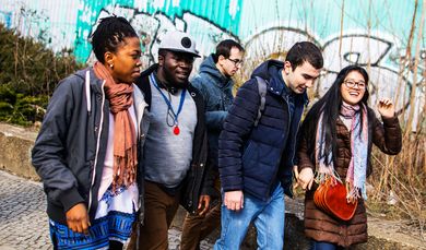 DEU, Deutschland, Berlin, 15.03.2017: Zwischenseminar  der Süd-Nord-Freiwilligen von Brot für die Welt. Ausflug der Gruppe zum Thema Diversity und Identität sowie multi-kulturelle Lebenswelten. Hier ist die Gruppe auf dem Weg vom  ehemaligen Chinesischen Tor zum Dong Xuan Center. Die Teilnehmer scherzen und machen Selfies.