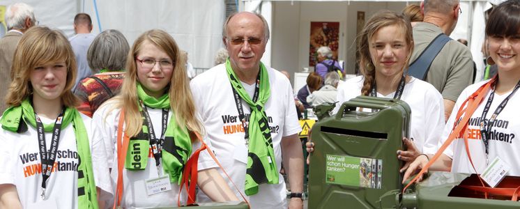 Ehrenamtliche sammeln auf dem Kirchentag