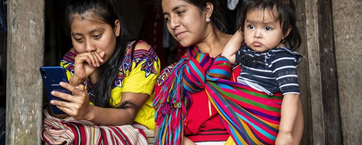 Frauen in Zona Reina Junge Frau (Margarita Baca, 19) mit Mobiltelefon, Zona Reina, Departamento Quiché, GuatemalaProjektpartner: ACTuando Juntas Jotay (JOTAY)
