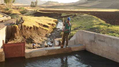 Fetigstellung eines Bewässerungskanals in Äthiopien im Dorf Anberbir