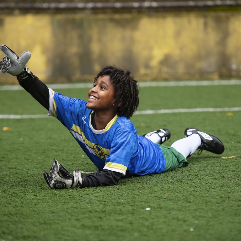 Der Sport ist dabei oftmals mehr als ein Zeitvertreib: In Santo André zum Beispiel spielen die Kinder und Jugendlichen nach den Regeln des „Futebol de Rua“, des südamerikanischen Straßenfußballs. Er wurde Anfang der 1990er Jahre erfunden, um die grassierende Jugendgewalt in den Armenvierteln der großen Städte einzudämmen. Projektpartner: Açao Educativa - AE