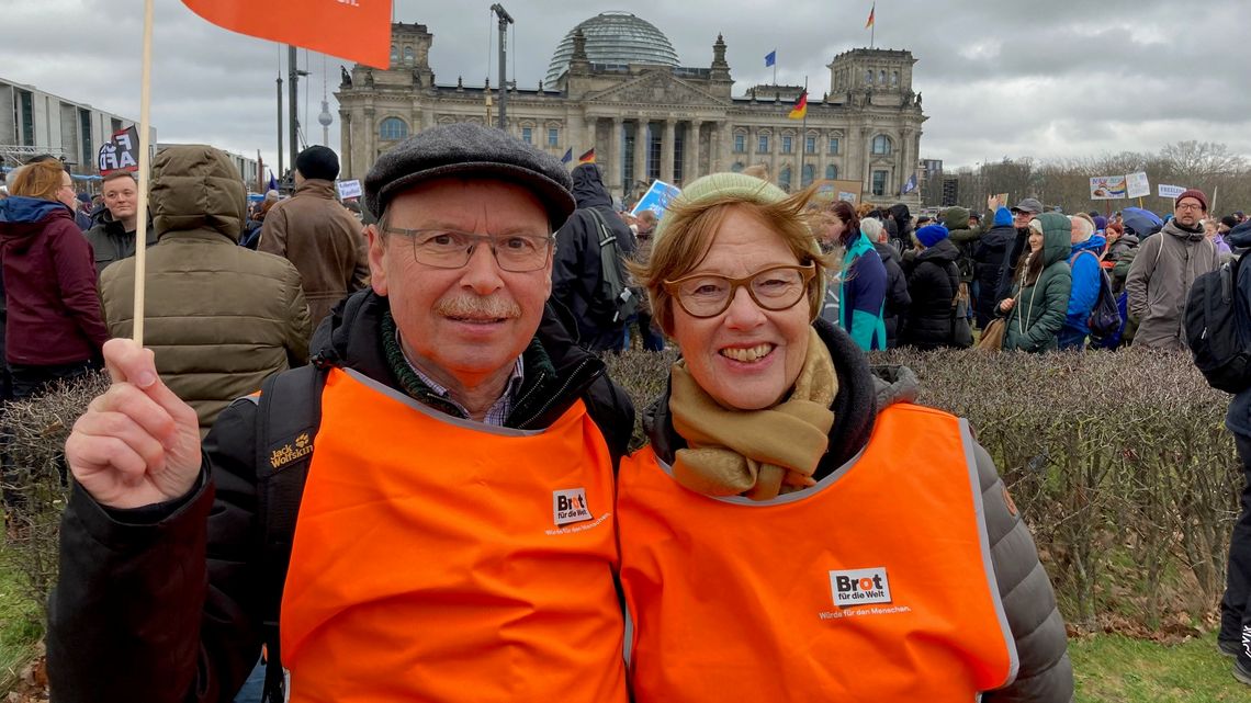 Zwei Teilnehmende der Kundgebung Wir sind die Brandmauer