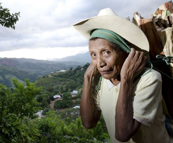 Albino Morales Garcia, Mitte 60, trägt Feuerholz, Hintergrund die Landschaft des Rio Grande Tals