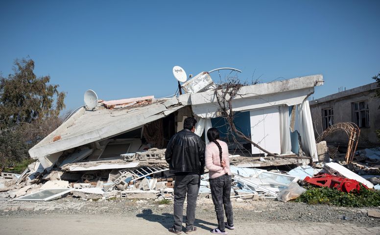 Erdbebenopfer überprüfen ihr zerstörtes Haus im Buyukdalyan-Distrikt von Hatay.Projektpartner: STL-Support to Life