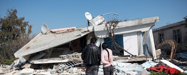 Erdbebenopfer überprüfen ihr zerstörtes Haus im Buyukdalyan-Distrikt von Hatay.Projektpartner: STL-Support to Life