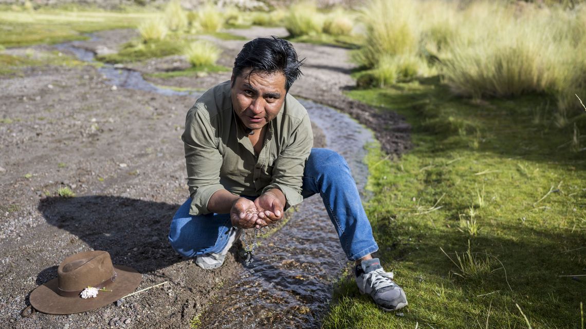Edson Muraña trinkt aus einem Bach nahe des Salar de Uyuni.