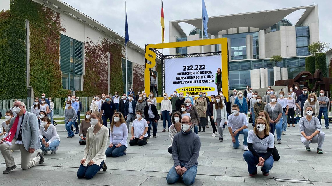 Demonstrant*innen knieen vor dem Kanzleramt 