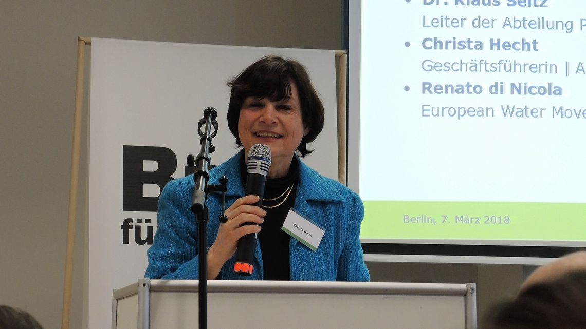 Christa Hecht, Geschäftsführerin der AöW, begrüßt Referent_Innen und Teilnehmer_Innen