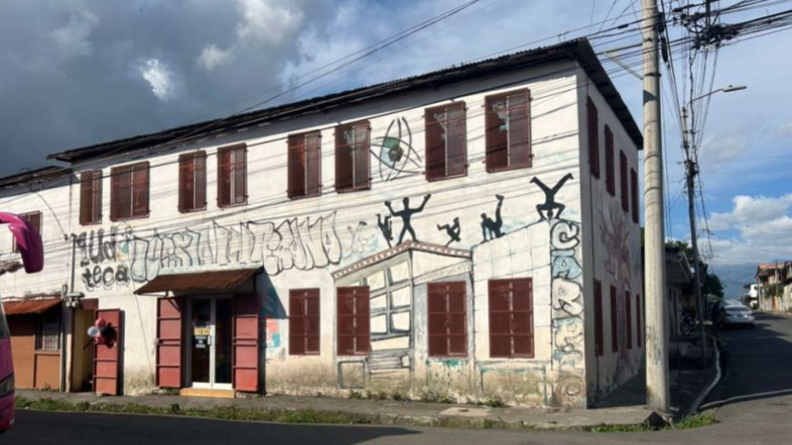 Die Casa Abierta von außen. Im Erdgeschoss spielt sich das meiste ab, der erste Stock wird als Klassenraum für die Englisch- und Deutschstunden genutzt.