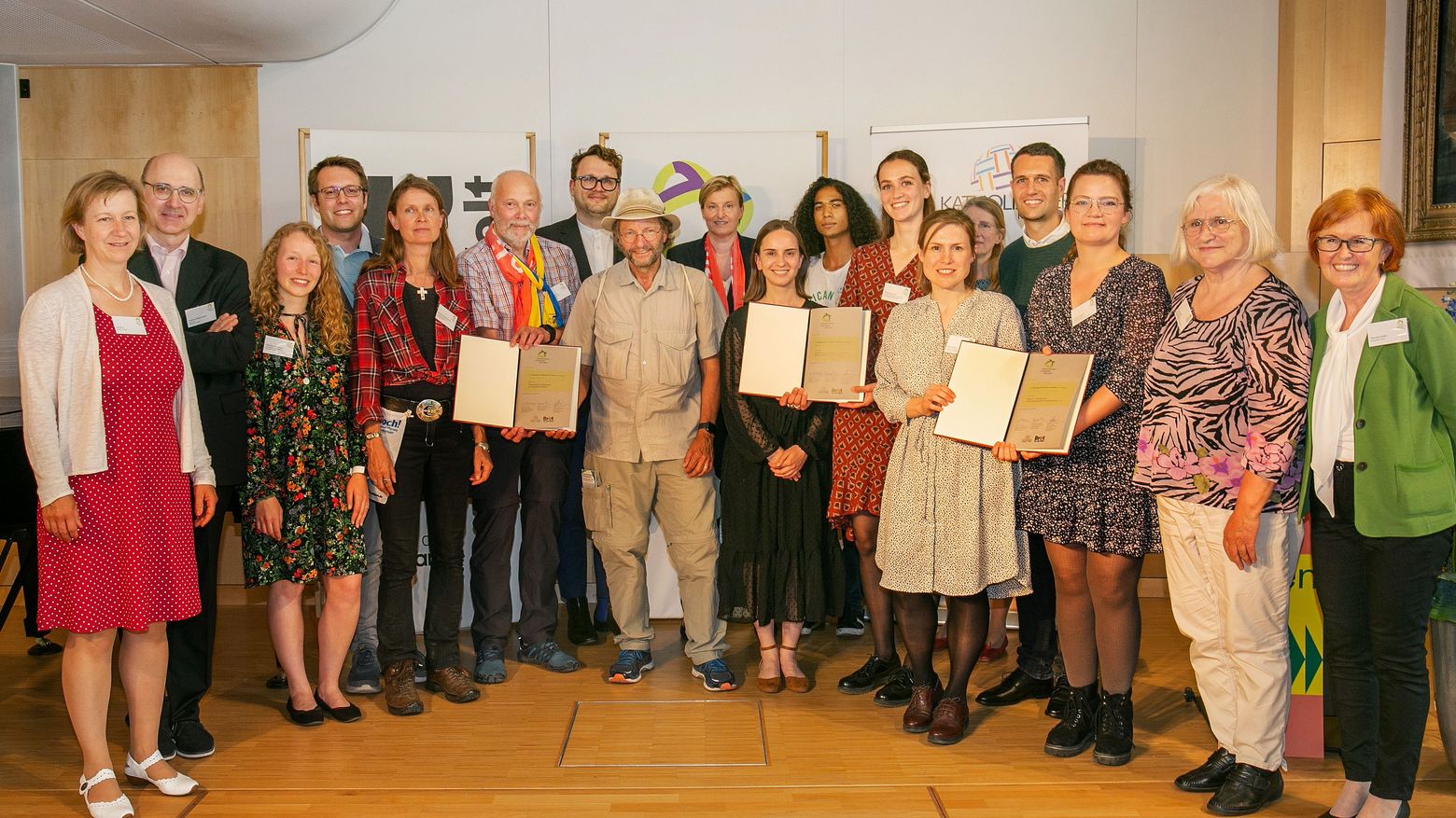 Gruppenfoto der Preisträger*innen und der Jury