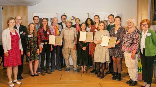 Gruppenfoto der Preisträger*innen und der Jury