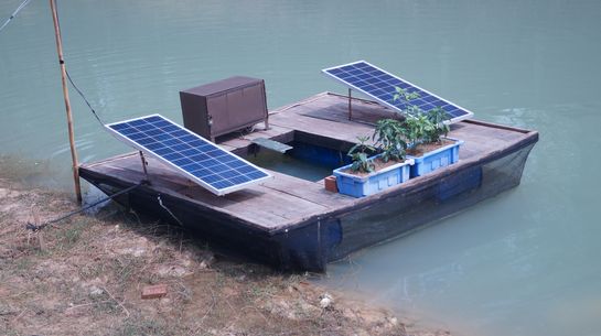 Floß mit Solarpanel