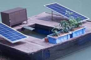 Floß mit Solarpanel