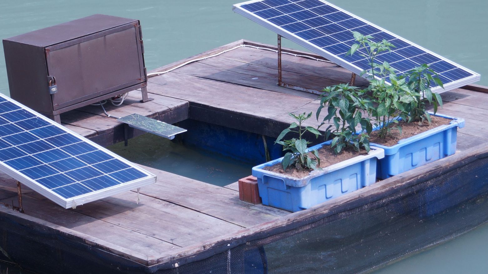 Floß mit Solarpanel