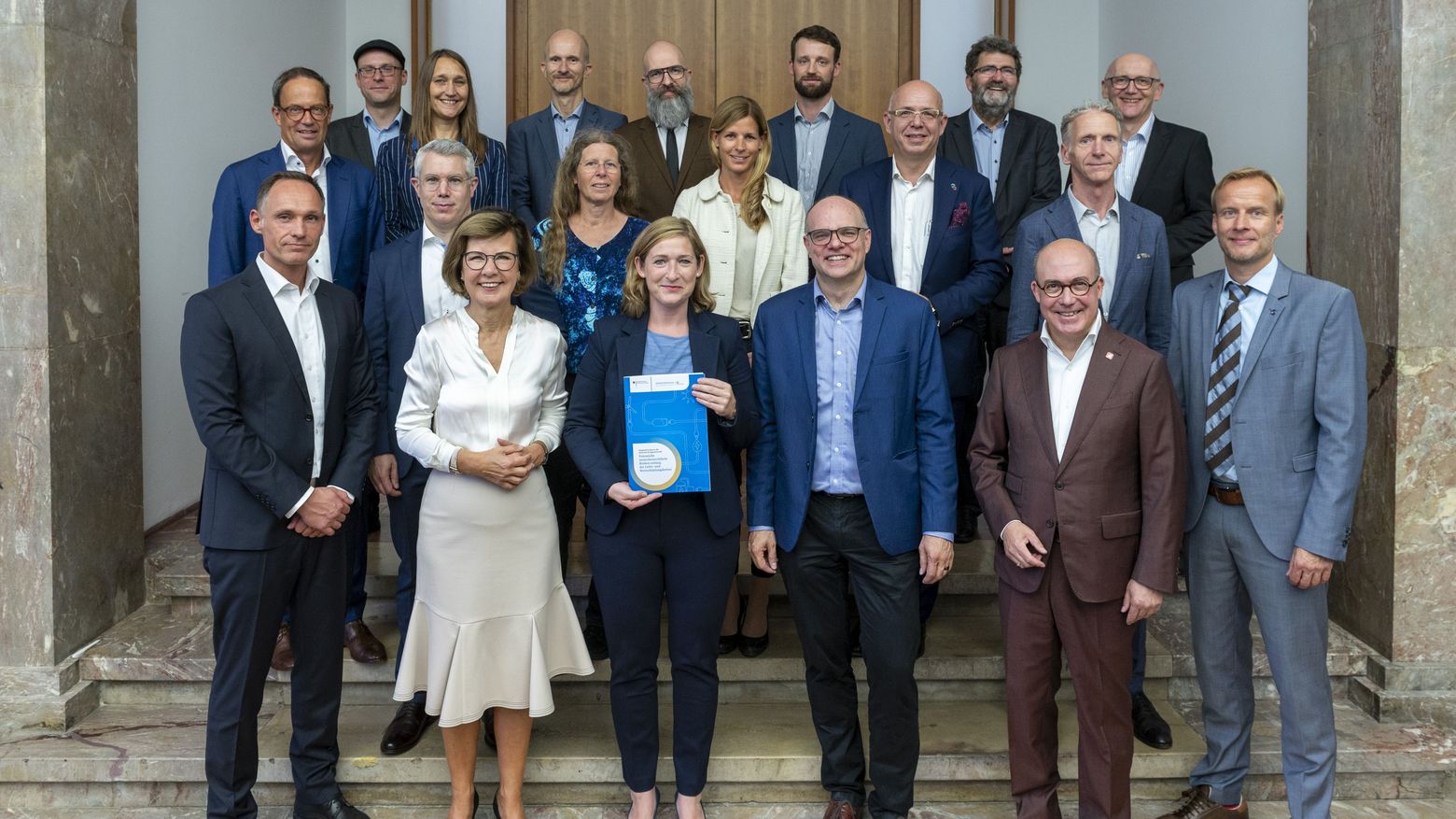 Staatssekretärin Lilian Tschan und die Mitglieder des Branchendialog Energiewirtschaft im Bundesministerium für Arbeit und Soziales