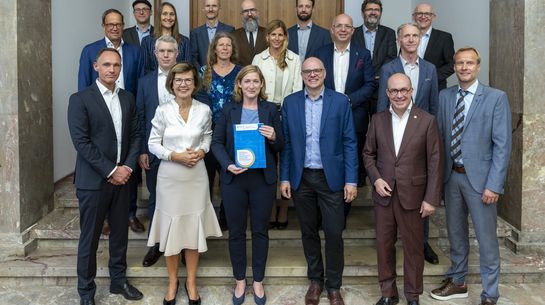 Staatssekretärin Lilian Tschan und die Mitglieder des Branchendialog Energiewirtschaft im Bundesministerium für Arbeit und Soziales