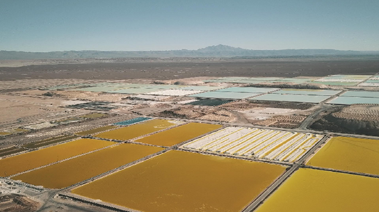 Lithiumabbaubecken des chilenischen Unternehmens SQM im Atacama-Salzsee