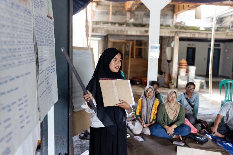 Die 24-jährige Samrotul Puadah erläutert die Ergebnisse ihrer Gruppe beim Workshop der „Climate Field School“ in den Büroräumen von JAMTANI in Pandangerang, die jungen Landwirt*innen dabei hilft, nachhaltige Anbaumethoden zu erlernen. Partnerorganisation: JAMTANI