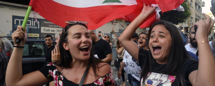 Zwei junge Frauen protestieren in Libanon gegen ökonomische Krise
