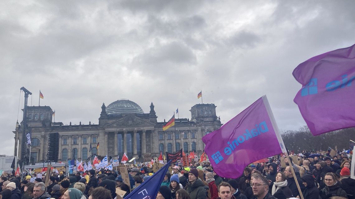 Gruppe bei der Kundgebung Wir sind die Brandmauer