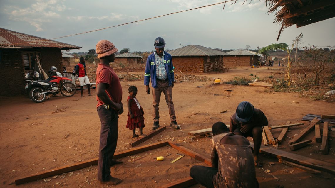 Issa Saide, 43, mit seiner Tochter Sifa (6), die gerade aus Cabo Delgado im Flüchtlingscamp Corrane angekommen war, und seinen Tischlereimitarbeitern am 8. Oktober 2025.Projektpartner: CEDES