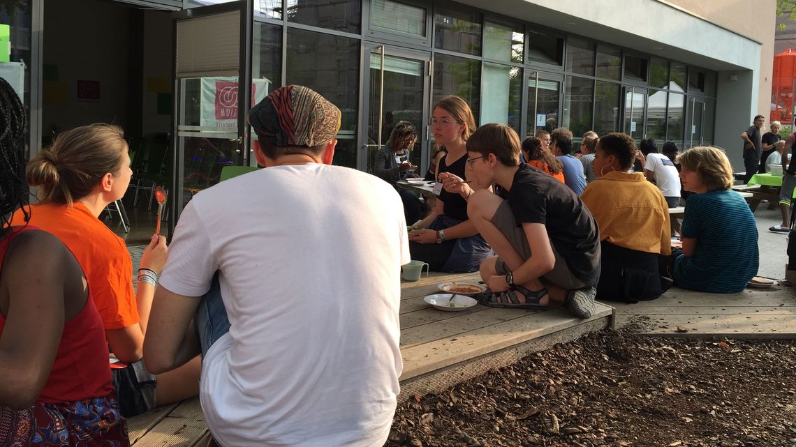 Abendessen auf dem Schulhof.