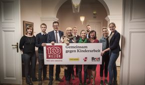 November 07, 2018 - Berlin, Germany: Brot für die Welt und die GEW  unterstützten die globale Kampagne  des Friedensnobelpreisträgers Kailash Satyarthi„100 Million“  durch ein Treffen von Bundestagsabgeordneten und Jugendlichen. Dies ist die erste  Veranstaltung der Aktionswoche vom  12.-18.11.2018, in der Jugendgruppen und Schulklassen Veranstaltungen mit ihren Abgeordneten organisieren.Teilnehmende Bundestagsabgeordnete:Bundesminister Dr. Gerd Müller (CSU)Die Menschenrechtsbeauftragte der Bundesregierung, Dr. Bärbel Kofler (SPD)Die Vorsitzende des Menschenrechtsausschusses, MdB  Gyde Jensen (FDP)MdB Stefan Liebich, außenpolitischer Sprecher der Fraktion (Die Linke)Bundestagsvizepräsidentin Claudia Roth (Bündnis 90/Die Grünen)Teilnehmende Jugendliche:Vera Arndt (Brot für die Welt Jugend)Dorina Diesing (Brot für die Welt Jugend)Lena Rohde (Brot für die Welt Jugend)Benjamin Dörfel (Brot für die Welt Jugend)Laurenz Terl (Bundesschülerkonferenz)Kevin Kunze (Freier Zusammenschluss von StudentInnenschaften)