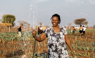 Beauty Nyathi (45) wässert ihr Feld im Community-Garten.Partnerorganisation: Consorcio