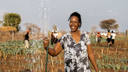 Beauty Nyathi (45) wässert ihr Feld im Community-Garten.Partnerorganisation: Consorcio