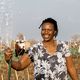 Beauty Nyathi (45) wässert ihr Feld im Community-Garten.Partnerorganisation: Consorcio
