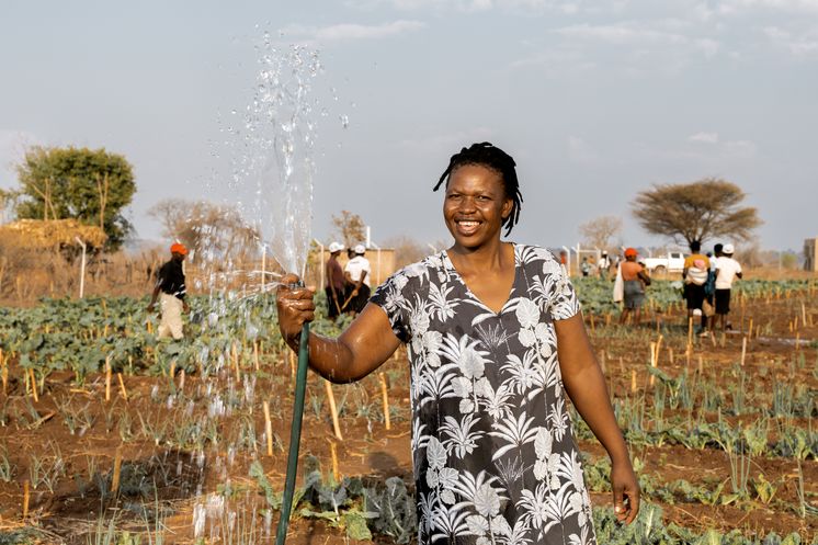 Beauty Nyathi (45) wässert ihr Feld im Community-Garten.Partnerorganisation: Consorcio