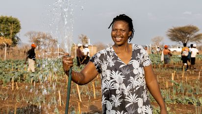 Beauty Nyathi (45) wässert ihr Feld im Community-Garten.Partnerorganisation: Consorcio