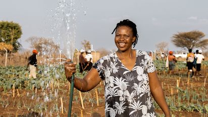 Beauty Nyathi (45) wässert ihr Feld im Community-Garten.Partnerorganisation: Consorcio