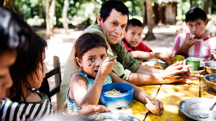 Familie von Juan Carlos Duarte (45) und Petrona Martinez (36) beim Mittagessen im Garten (c) Kathrin Harms/Brot fuer die Welt