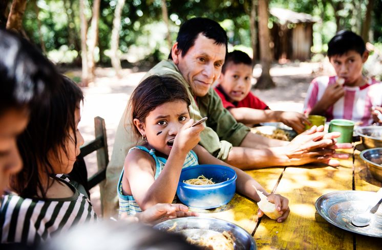 Familie von Juan Carlos Duarte (45) und Petrona Martinez (36) beim Mittagessen im Garten (c) Kathrin Harms/Brot fuer die Welt