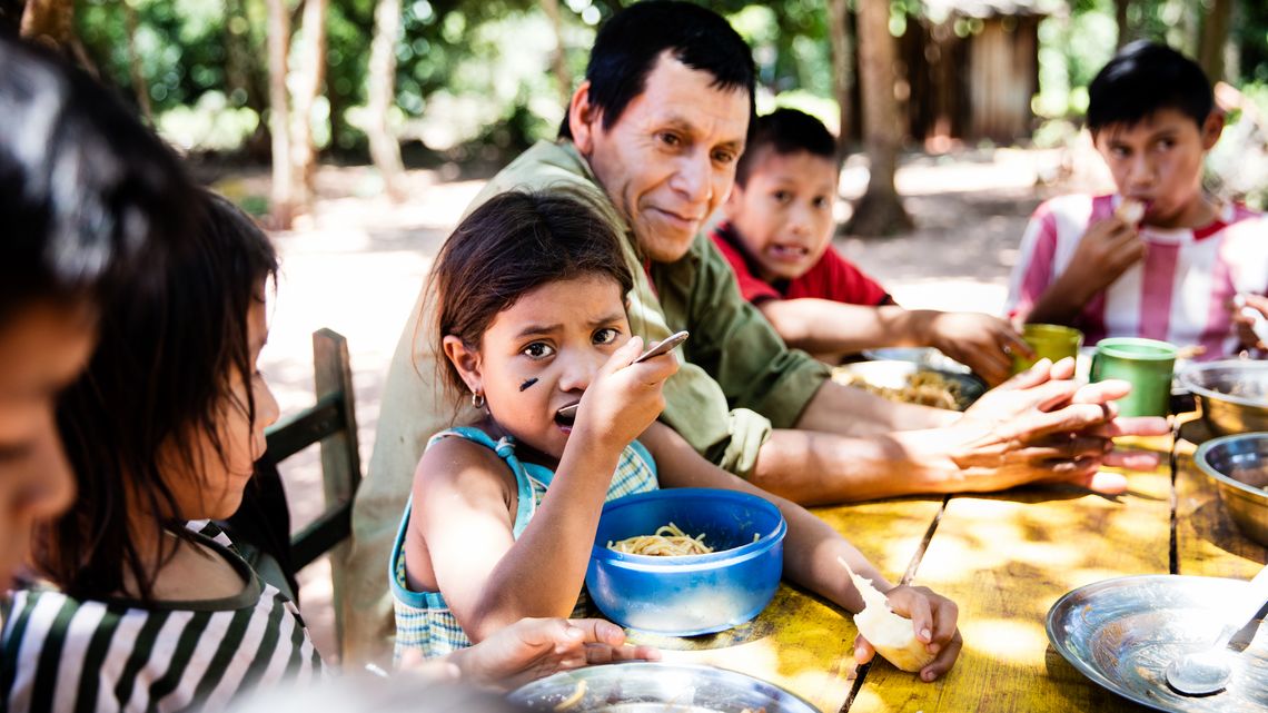 Juans Familie beim Mittagessen im Garten